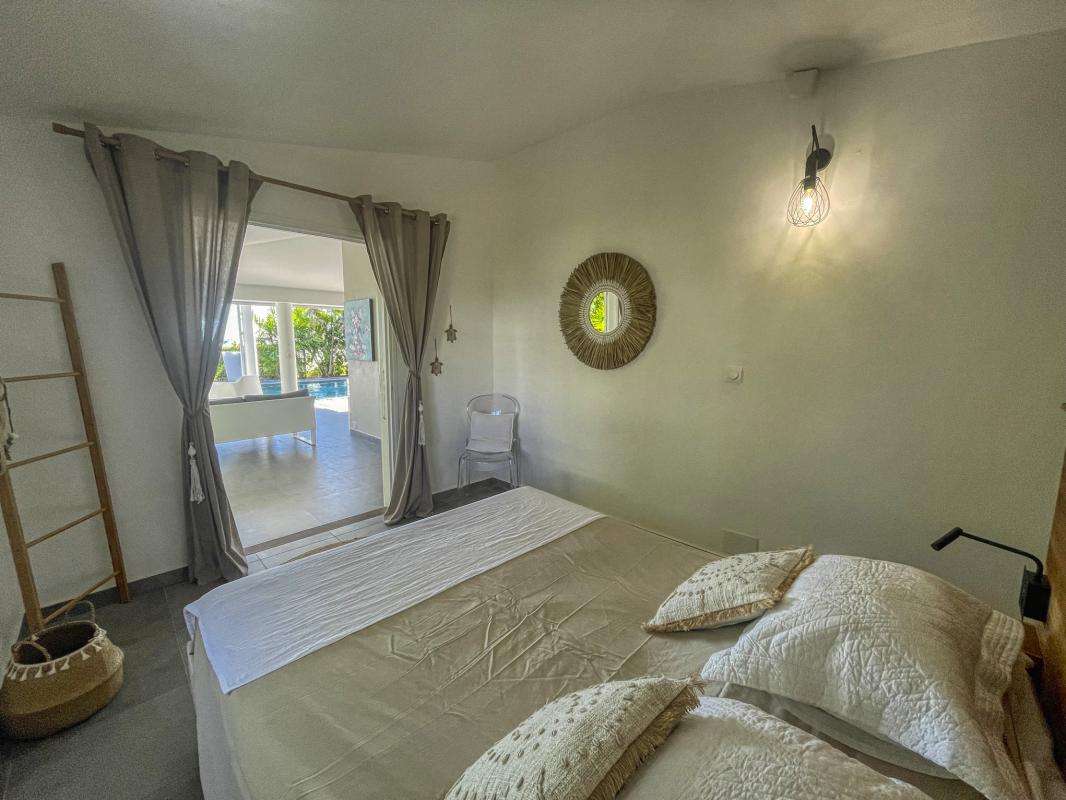 29.Location villa piscine Saint François Guadeloupe_Suite vue sur mer